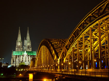 Foto Kölner Dom hinter der Hohenzollernbrücke