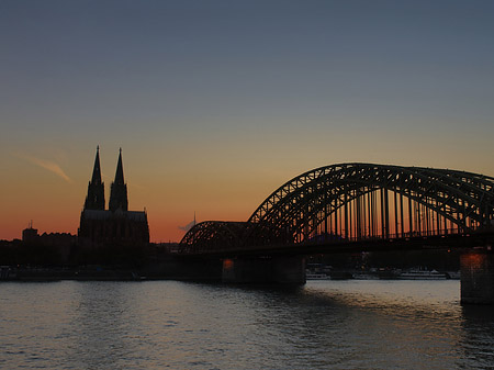 Kölner Dom hinter der Hohenzollernbrücke Fotos