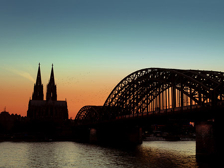 Kölner Dom hinter der Hohenzollernbrücke