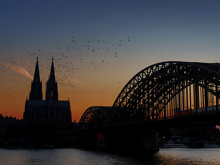 Kölner Dom hinter der Hohenzollernbrücke Foto 