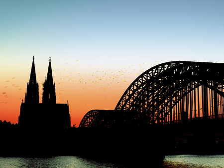 Fotos Kölner Dom hinter der Hohenzollernbrücke