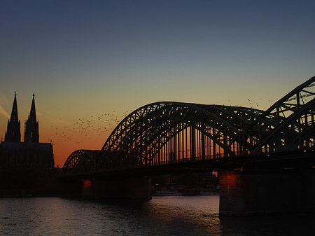 Kölner Dom hinter der Hohenzollernbrücke