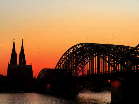 Kölner Dom hinter der Hohenzollernbrücke Fotos