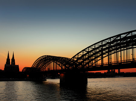 Foto Kölner Dom hinter der Hohenzollernbrücke