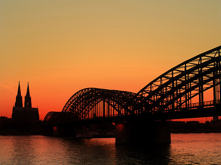 Foto Kölner Dom hinter der Hohenzollernbrücke