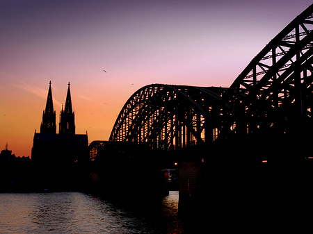 Kölner Dom hinter der Hohenzollernbrücke Fotos