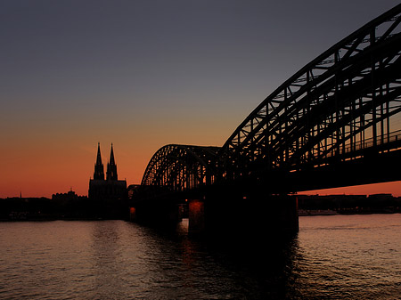 Kölner Dom hinter der Hohenzollernbrücke Fotos