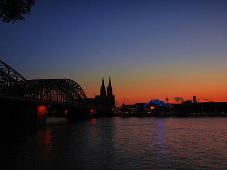 Kölner Dom hinter der Hohenzollernbrücke Fotos