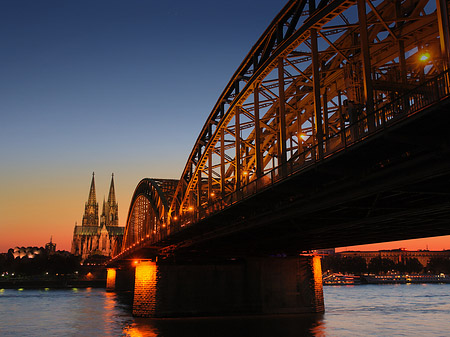 Foto Kölner Dom hinter der Hohenzollernbrücke