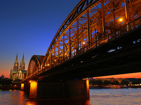 Kölner Dom hinter der Hohenzollernbrücke Fotos