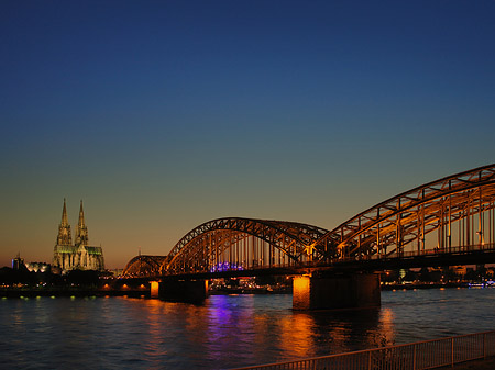 Fotos Kölner Dom hinter der Hohenzollernbrücke