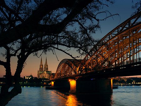 Foto Kölner Dom hinter der Hohenzollernbrücke - Köln