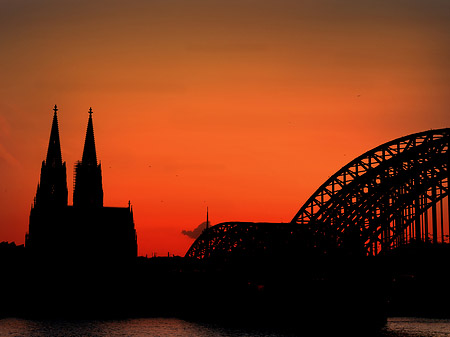 Kölner Dom hinter der Hohenzollernbrücke Foto 