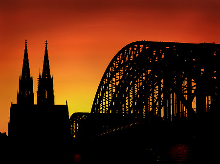 Fotos Kölner Dom hinter der Hohenzollernbrücke