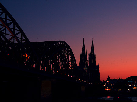 Kölner Dom hinter der Hohenzollernbrücke Foto 