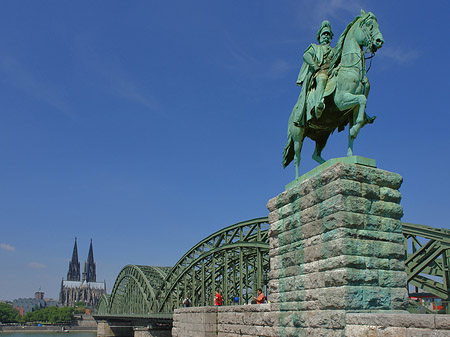 Fotos Reiterstatue vor dem Kölner Dom