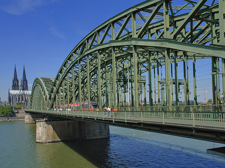 Zug fährt über die Hohenzollernbrücke Foto 