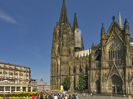 Foto Bimmelbahn fährt zum Kölner Dom