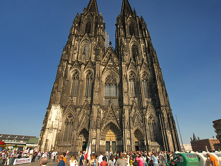 Touristen tummeln sich vor Kölner Dom