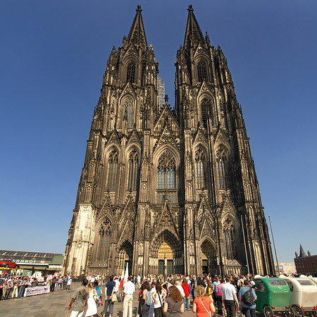 Foto Touristen tummeln sich vor Kölner Dom