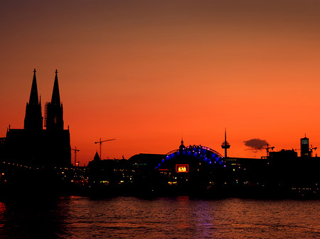 Fotos Kölner Dom neben Musical Dome | Köln