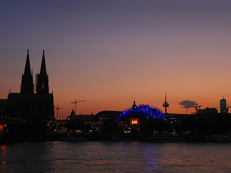 Fotos Kölner Dom neben Musical Dome