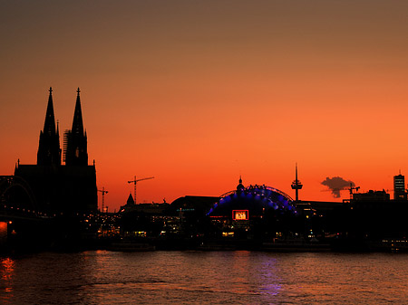 Foto Kölner Dom neben Musical Dome