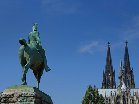 Kölner Dom mit Reiterstatue Foto 