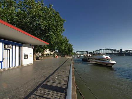 Schiff fährt über den Rhein Fotos