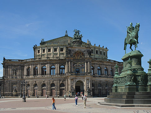 König-Johann-Statue mit Semperoper Foto 