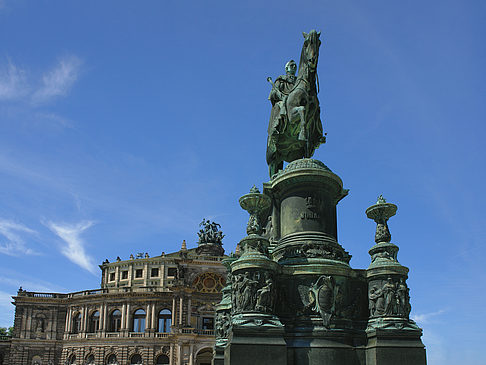 Foto König-Johann-Statue mit Semperoper - Dresden