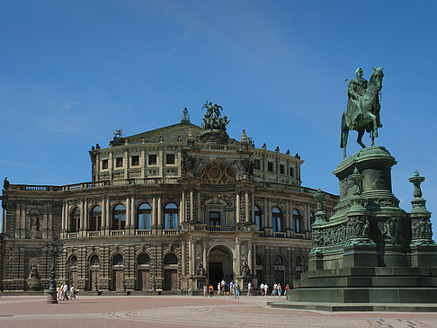 König-Johann-Statue mit Semperoper Foto 