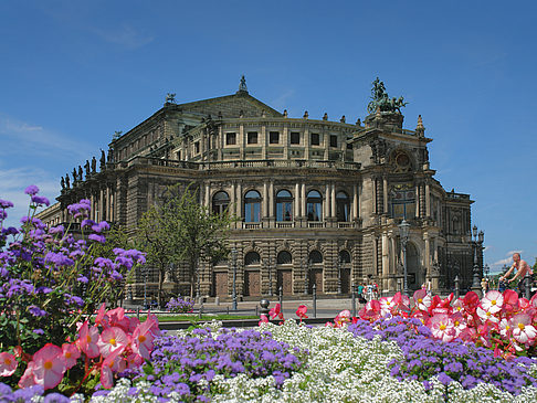 Fotos Semperoper mit Blumen