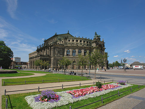 Fotos Semperoper mit Blumen | Dresden