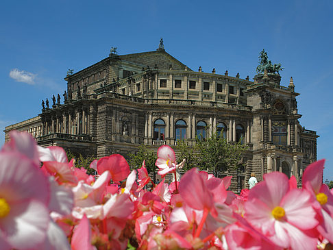 Semperoper mit Blumen