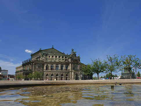 Semperoper mit Springbrunnen Foto 