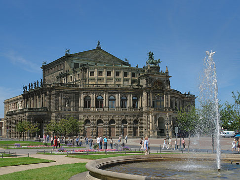 Foto Semperoper mit Springbrunnen - Dresden