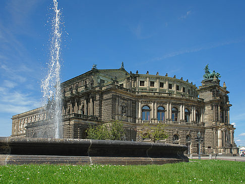 Semperoper mit Springbrunnen Foto 